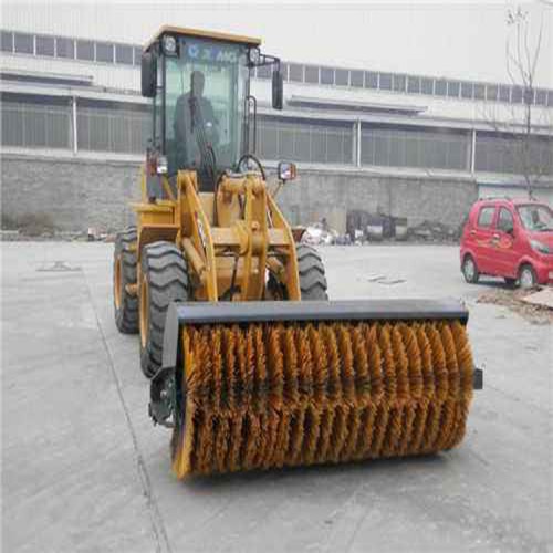 小型鏟車安裝除雪滾刷 加配滾刷斜掃除雪機 國產(chǎn)除雪設備