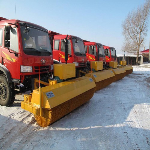裝載機(jī)加滾刷除雪 鏟車配除雪滾刷 裝載機(jī)改裝除雪設(shè)備