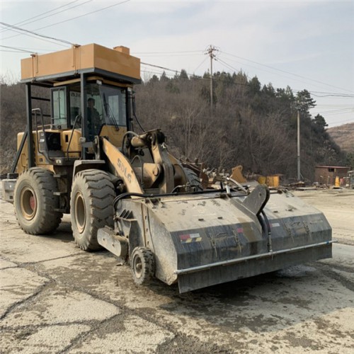 山貓滑移裝載機(jī) 山貓S18清掃器 山貓封閉清掃器