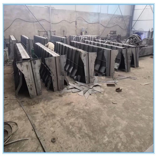 交通隔離帶模具 高鐵隔離帶模具廠家質優 朗大模具